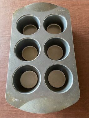 Wilton 6-Cup Muffin Pan in Dark Gray